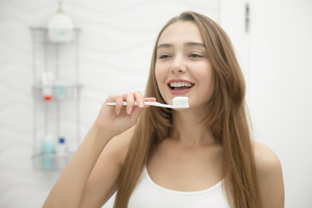 Chăm sóc răng miệng thường xuyên giảm chứng đắng miệng